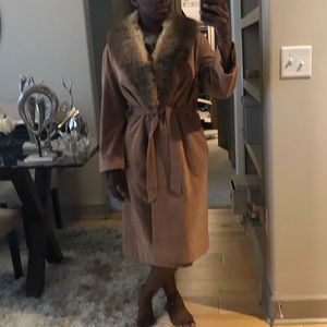 Vintage Tan Fur-collar Coat. Detachable collar.